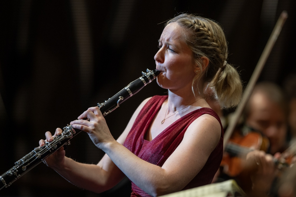 Nghệ sĩ Petra Liedauer (clarinet) trong khoảnh khắc trình diễn đầy cảm xúc trên sân khấu “Spirit of Vienna”