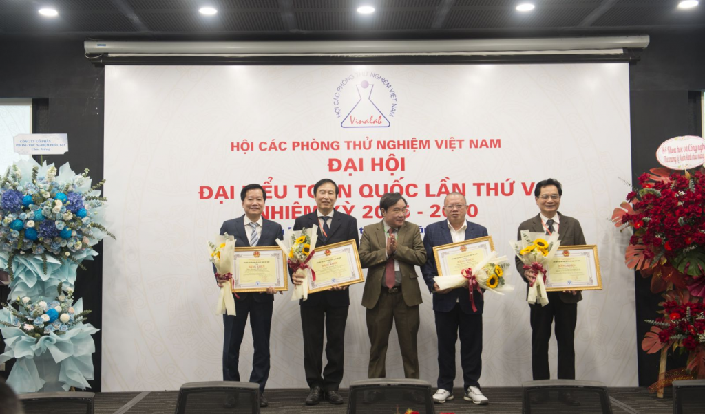 Ghi nhận những đóng góp của Hội các Phòng thử nghiệm Việt Nam trong nhiệm kỳ IV, Liên hiệp các Hội khoa học và Kỹ thuật Việt Nam tặng Bằng khen tập thể Hội và các cá nhân gồm: TS. Nguyễn Hoàng Linh - Chủ tịch Hội, PGS.TS. Đỗ Quang Huy - Phó Chủ tịch kiêm Tổng Thư ký; ông Nguyễn Hữu Dũng và ông Hoàng Anh Tuấn.