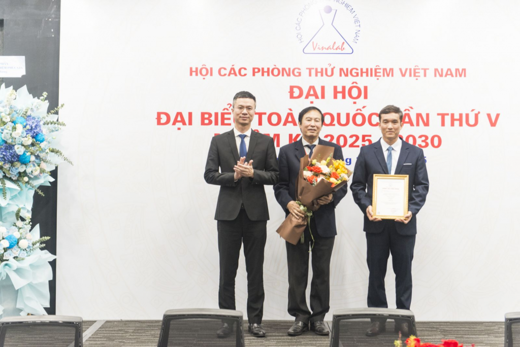 Viện thử nghiệm và Kiểm chuẩn đón nhận chứng chỉ công nhận ISO/IEC 17043.