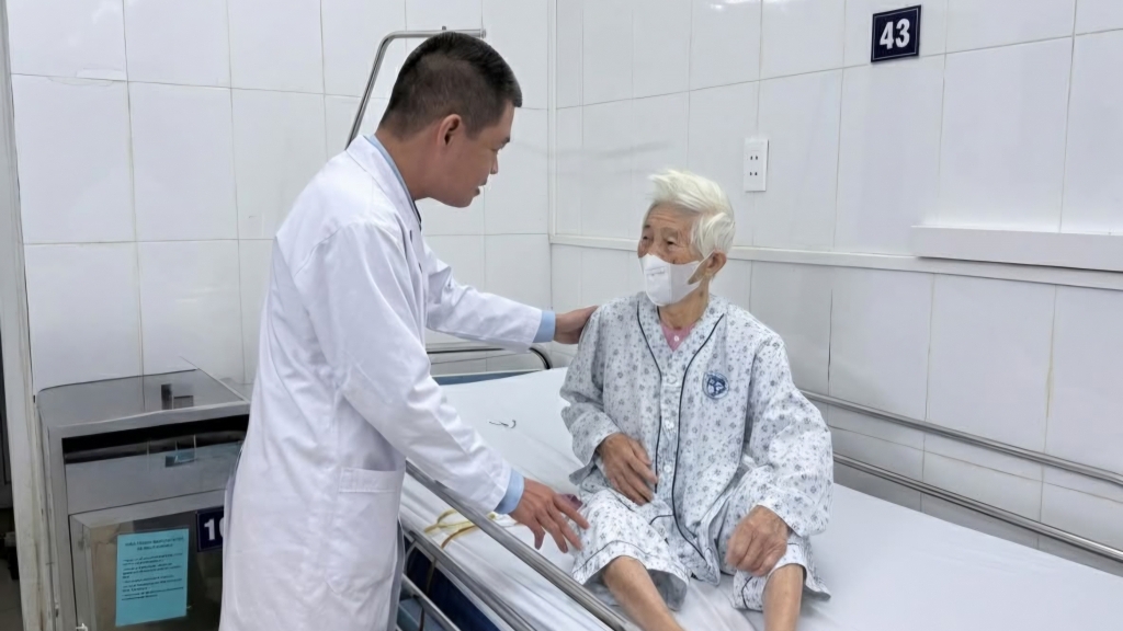 Cấp cứu thành công bệnh nhân 105 tuổi viêm túi mật hoại tử bằng phẫu thuật nội soi