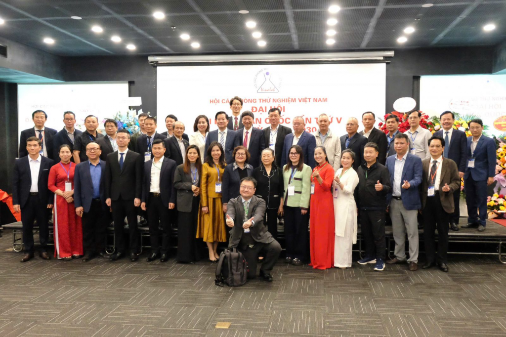 Các đại biểu chụp ảnh lưu niệm.