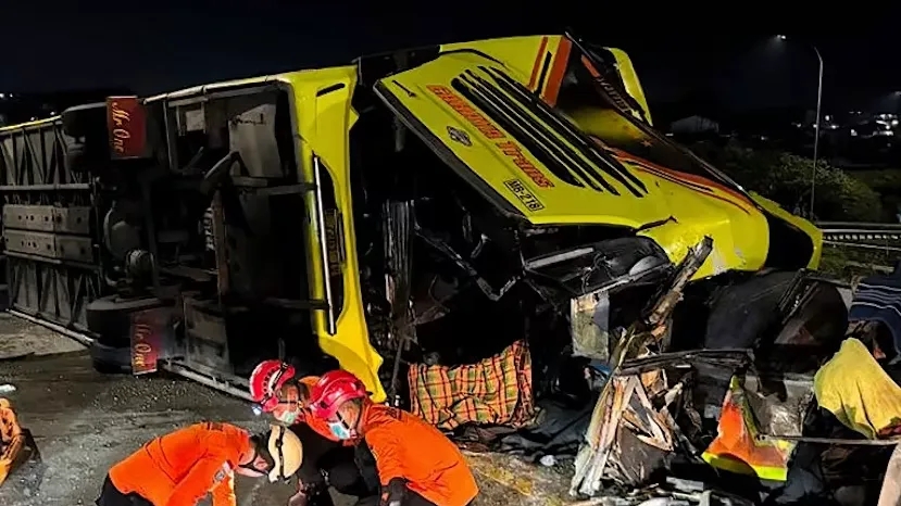 Xe khách mất lái rồi lật nghiêng khiến 16 người tử vong