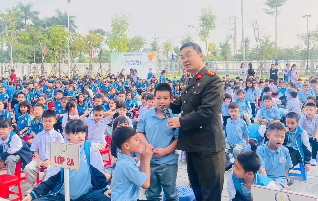 Các em học sinh Trường Tiểu học Thiên Lộc (xã Thiên Lộc, Hà Nội) tham gia trả lời câu hỏi của báo cáo viên. Ảnh: CAHN