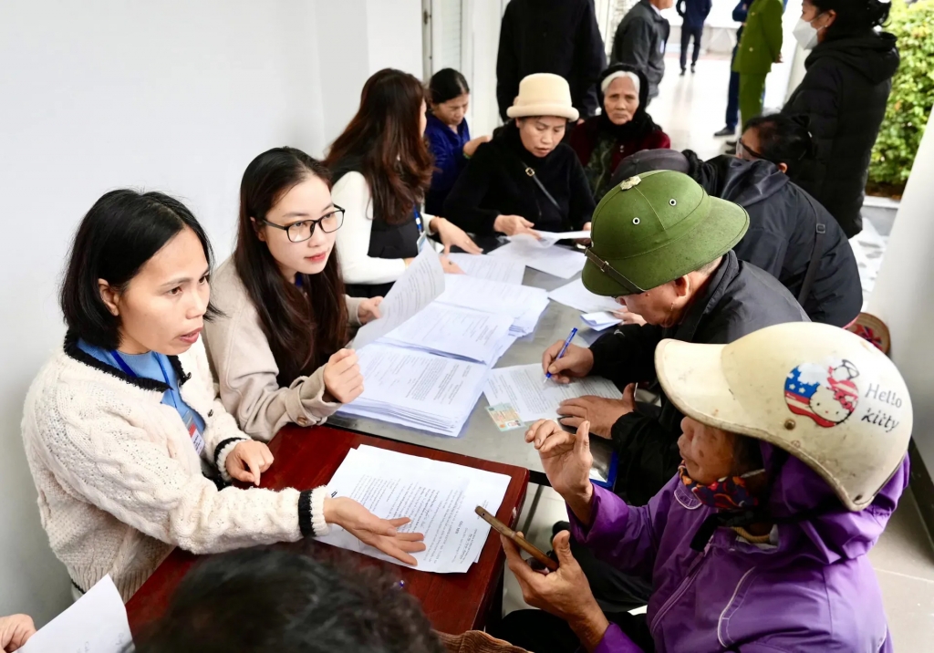 Chi trả chế độ an sinh xã hội cho người dân. Ảnh minh họa