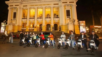 Độc đáo tour xe đạp đêm “Hà Nội đẹp Sound”