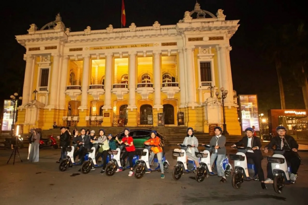 Du khách trải nghiệm tour xe đạp đêm ''Hà Nội đẹp Sound'' với điểm đến Nhà hát Lớn Hà Nội. Ảnh T.L