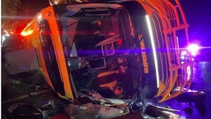 Lật xe buýt lúc rạng sáng khiến 3 người tử vong