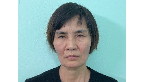 Hành vi đáng lên án của người phụ nữ trung niên với cô gái trẻ tuổi