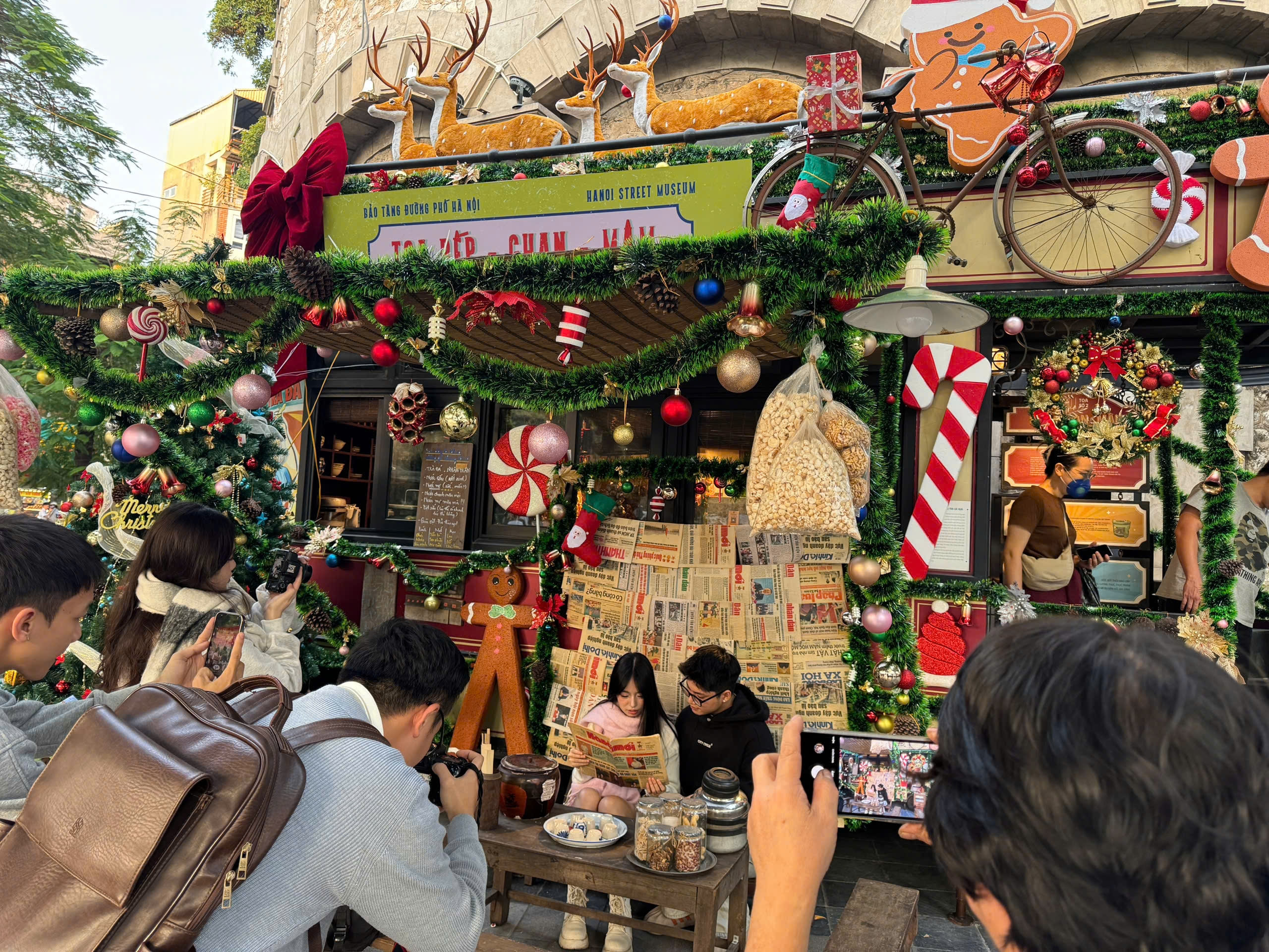 Giới trẻ Hà thành mê mẩn với không gian đón Giáng sinh 