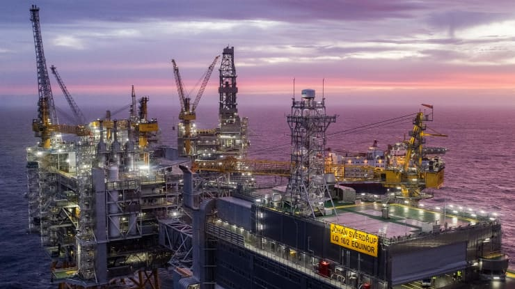 Giá dầu thế giới bật tăng mạnh. Ảnh: Int