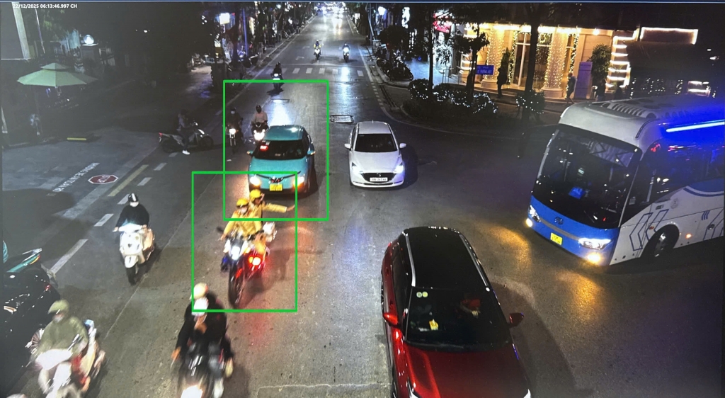 Camera AI ghi lại hình ảnh CSGT hỗ trợ mở đường cho xe chở sản phụ
