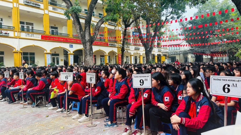 Quang cảnh một buổi truyên truyền pháp luật tại trường THCS Hoàng Liệt. Ảnh VX.