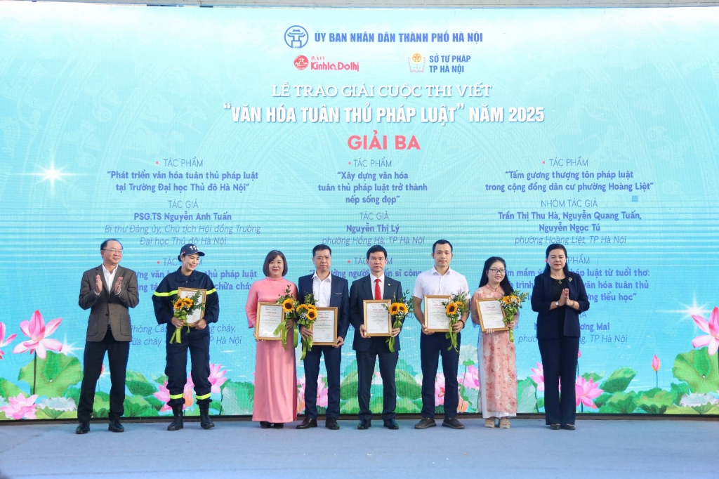 Nhóm tác giả là các thầy, cô Trần Thị Thu Hà – Nguyễn Quang Tuấn – Nguyễn Ngọc Tú nhận giải Ba cuộc thi. Ảnh VX.