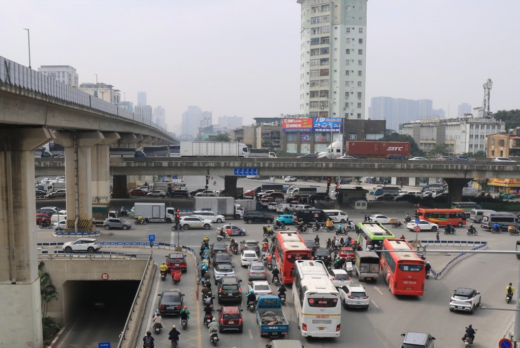 Từ ngày 1/1/2026, Hà Nội thí điểm hạn chế ô tô tải, xe container vào Vành đai 3 giờ cao điểm