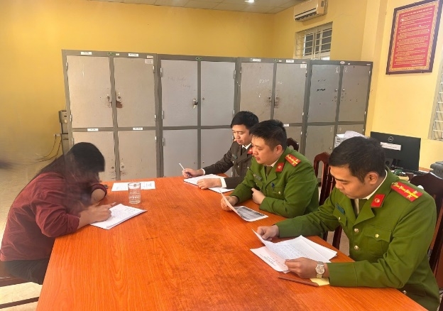 Công an xã làm việc với trường hợp vi phạm. Ảnh: CQCA Công an xã làm việc với trường hợp vi phạm. Ảnh: CQCA