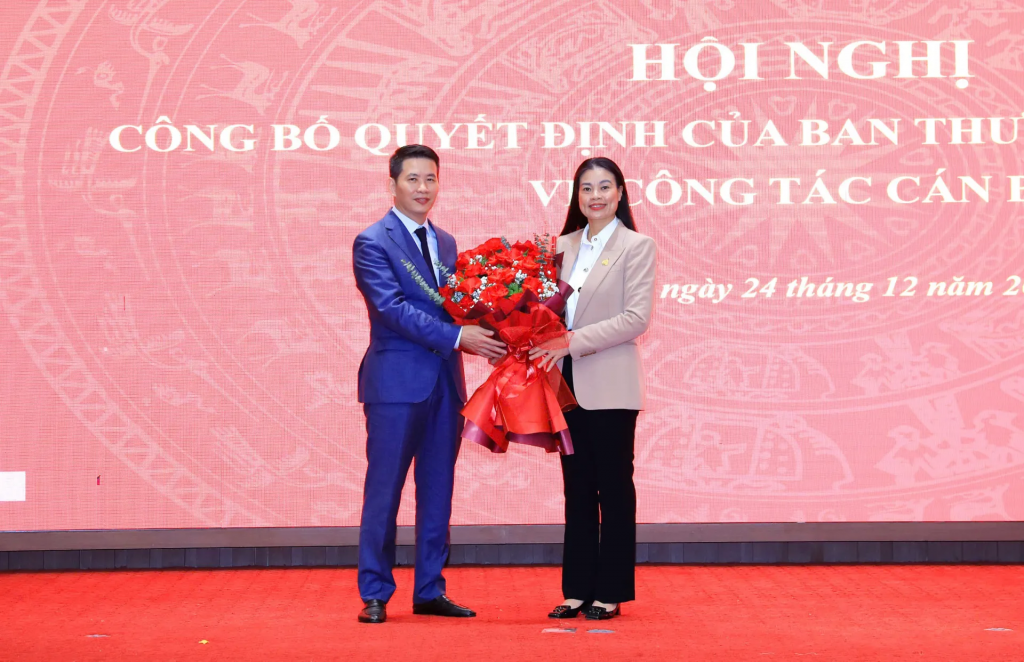 Tân Giám đốc Sở VH&TT Hà Nội Phạm Tuấn Long chụp ảnh lưu niệm với nguyên Giám đốc Sở VH&TT Bạch Liên Hương. Tân Giám đốc Sở VH&TT Hà Nội Phạm Tuấn Long chụp ảnh lưu niệm với nguyên Giám đốc Sở VH&TT Bạch Liên Hương.