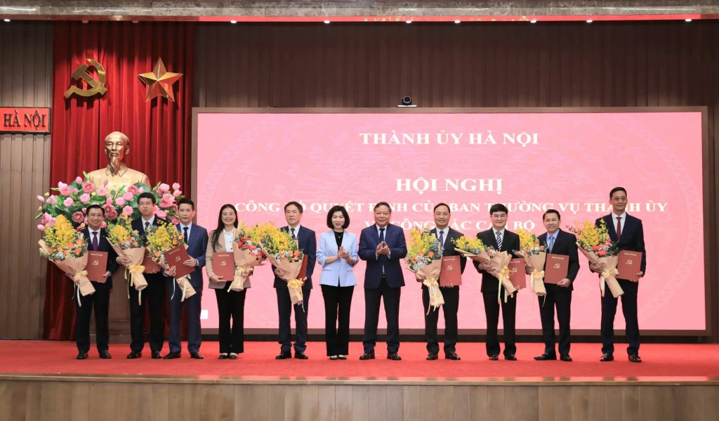 Phó Bí thư Thường trực Thành ủy Nguyễn Văn Phong và Phó Bí thư Thành ủy, Chủ tịch HĐND thành phố Hà Nội Phùng Thị Hồng Hà trao quyết định, tặng hoa chúc mừng các đồng chí nhận quyết định. Phó Bí thư Thường trực Thành ủy Nguyễn Văn Phong và Phó Bí thư Thành ủy, Chủ tịch HĐND thành phố Hà Nội Phùng Thị Hồng Hà trao quyết định, tặng hoa chúc mừng các đồng chí nhận quyết định.