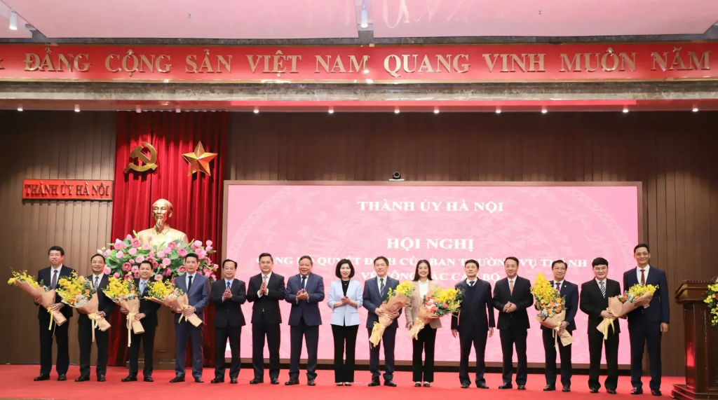 Phó Bí thư Thường trực Thành ủy Nguyễn Văn Phong cùng các đồng chí lãnh đạo TP tặng hoa chúc mừng các đồng chí nhận quyết định. Phó Bí thư Thường trực Thành ủy Nguyễn Văn Phong cùng các đồng chí lãnh đạo TP tặng hoa chúc mừng các đồng chí nhận quyết định.