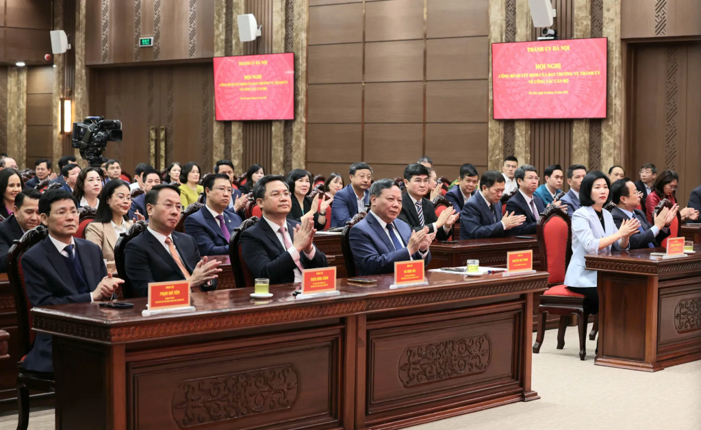 Phó Bí thư Thường trực Thành ủy Nguyễn Văn Phong cùng các đồng chí lãnh đạo TP tham dự hội nghị. Phó Bí thư Thường trực Thành ủy Nguyễn Văn Phong cùng các đồng chí lãnh đạo TP tham dự hội nghị.