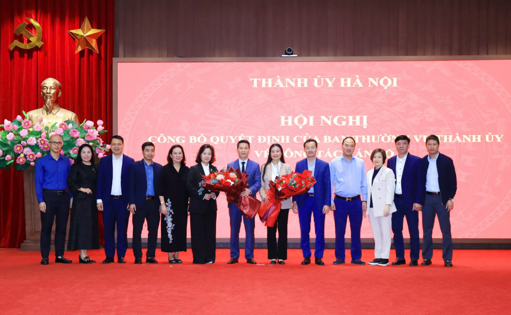 Tân Giám đốc Sở VH&TT Hà Nội Phạm Tuấn Long chụp ảnh lưu niệm với lãnh đạo, cán bộ Sở VH&TT Hà Nội. Tân Giám đốc Sở VH&TT Hà Nội Phạm Tuấn Long chụp ảnh lưu niệm với lãnh đạo, cán bộ Sở VH&TT Hà Nội.