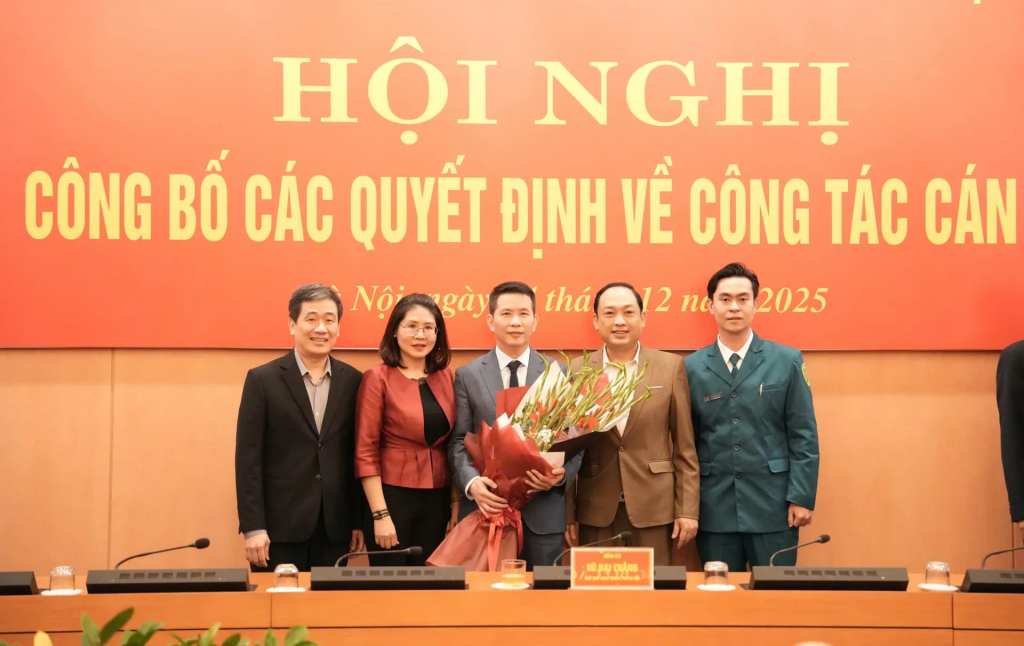 Lãnh đạo phường Cửa Nam chúc mừng tân Giám đốc Sở VH&TT Hà Nội. Lãnh đạo phường Cửa Nam chúc mừng tân Giám đốc Sở VH&TT Hà Nội.