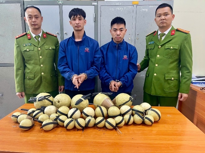 Hai đối tượng cùng tang vật thu giữ. Ảnh: CQCA