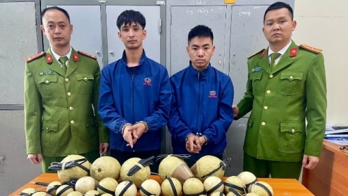 Bí mật của 2 nam thanh niên đứng ven đường lúc nửa đêm