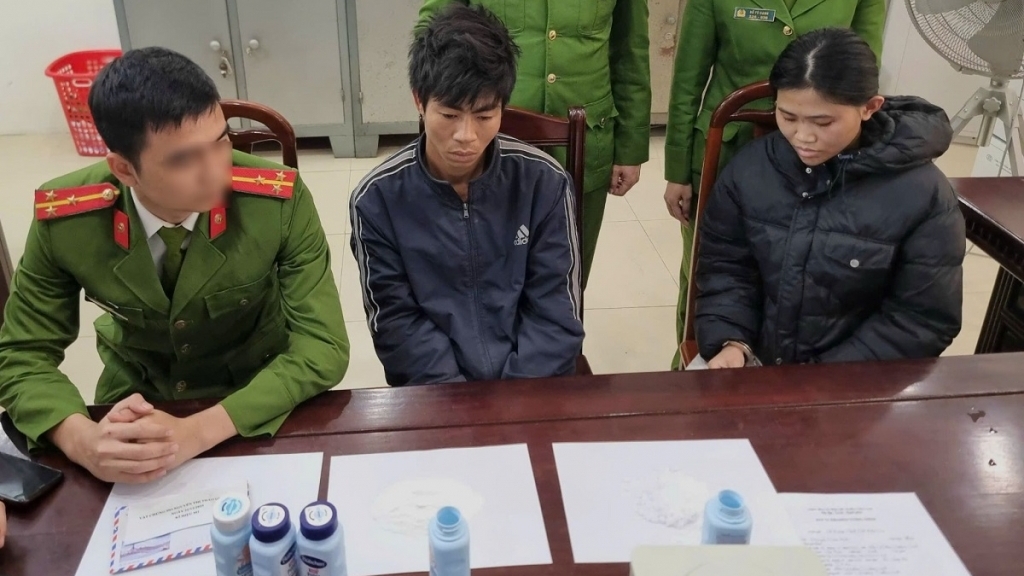 Bí mật động trời trong hộp đựng mỹ phẩm của đôi nam nữ