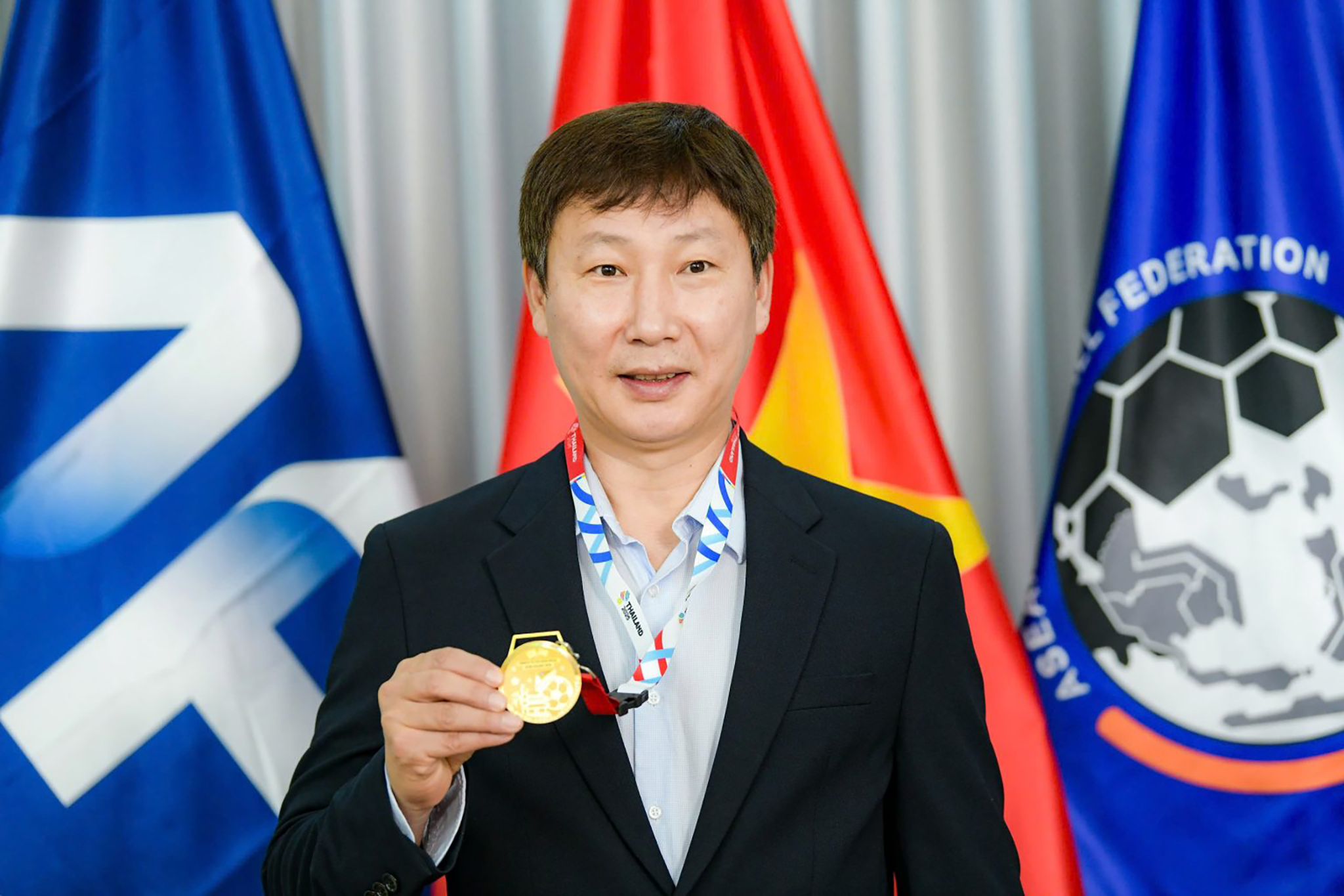 Trao tặng huy chương vàng cho HLV Kim Sang Sik
