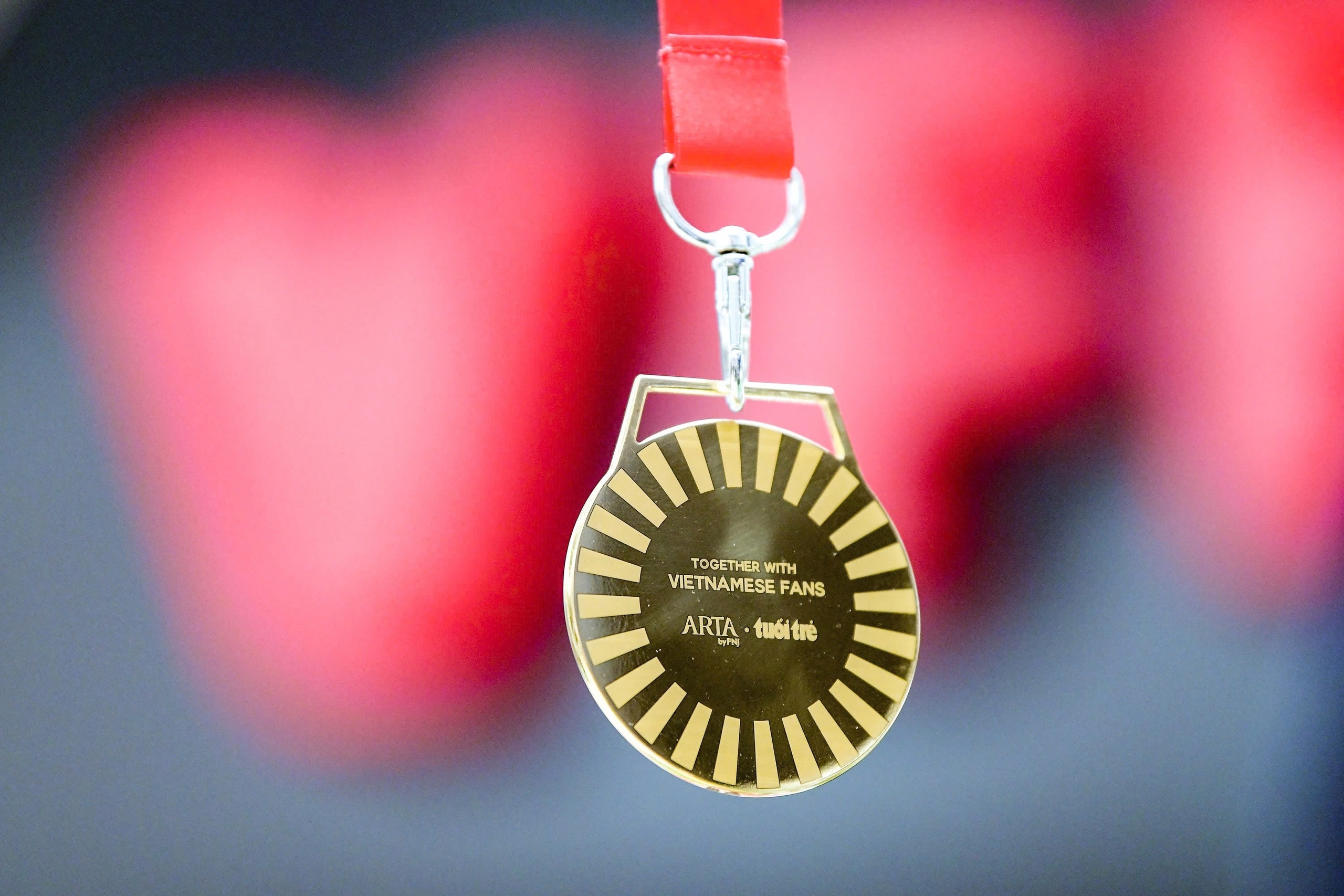 Trao tặng Huy chương Vàng cho HLV Kim Sang Sik