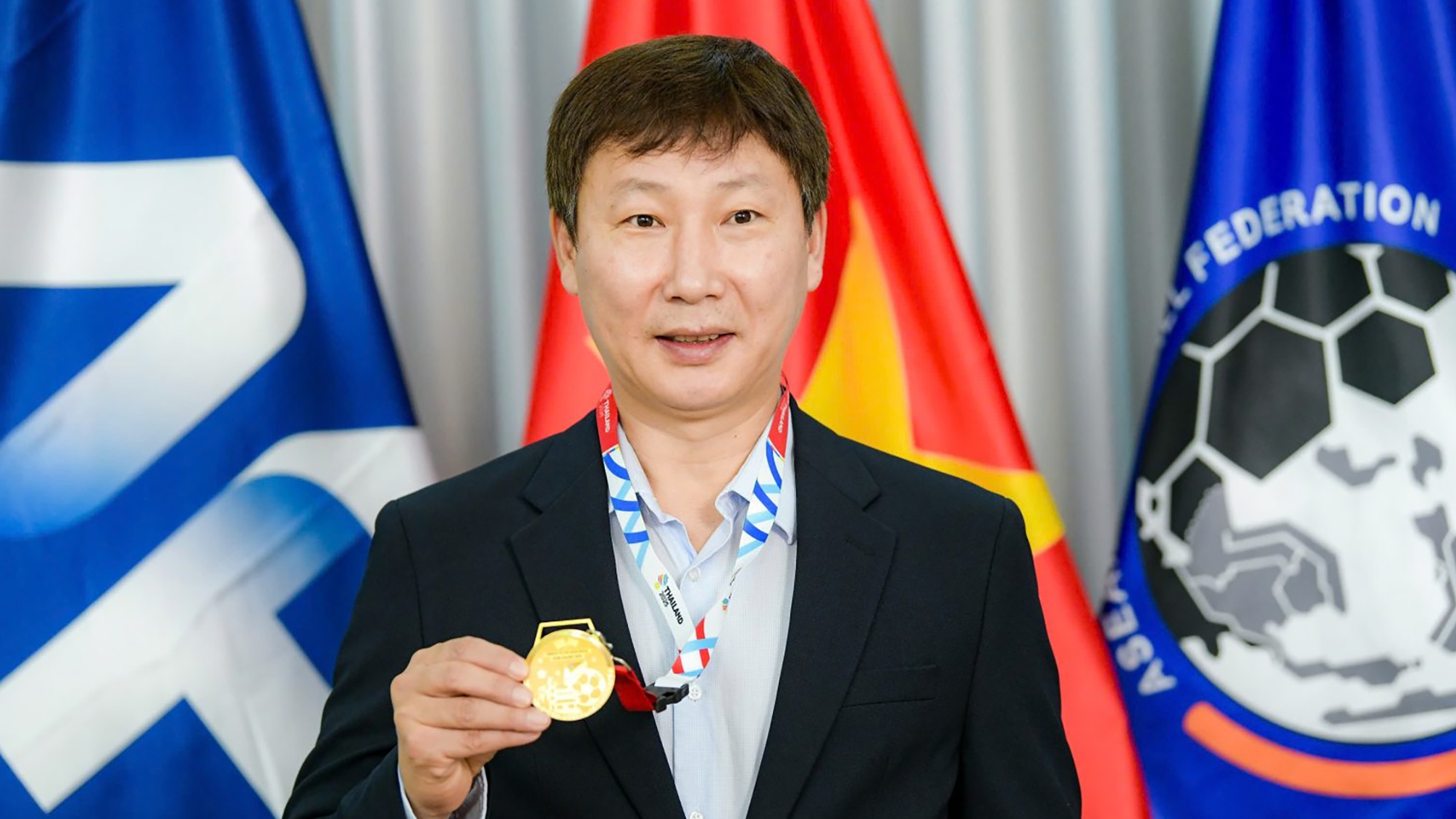 Trao tặng Huy chương Vàng cho HLV Kim Sang Sik