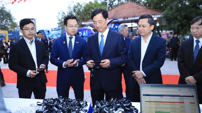 Bí thư Thành ủy Nguyễn Duy Ngọc tham quan triển lãm Mạng lưới đổi mới sáng tạo Hà Nội