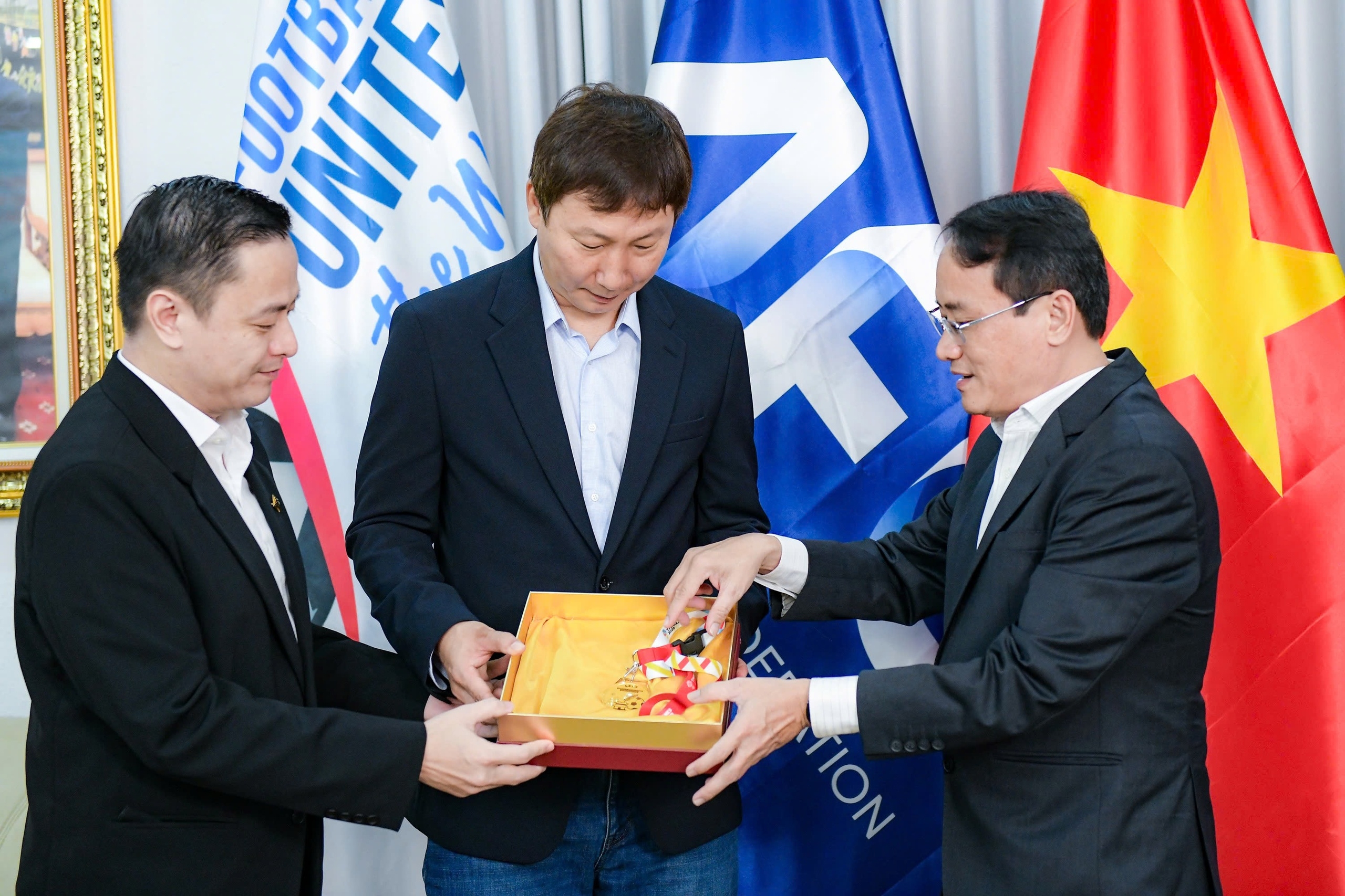 Trao tặng Huy chương Vàng cho HLV Kim Sang Sik