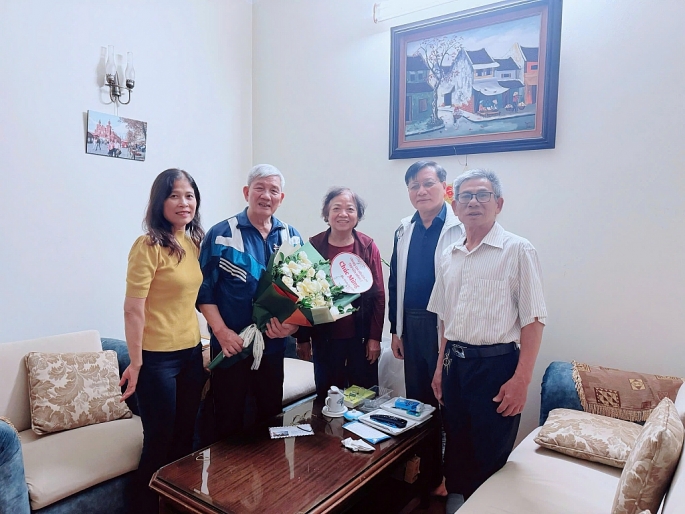 Sau Lễ trao giải, bác Trịnh Thanh Phi cho biết: vừa về nhà thì đại diện Chi ủy, Hội CCB phường và Chi hội CCB, Phụ nữ Tổ Dân phố đến nhà chúc mừng, chia vui. Rất vui. Cám ơn BTC cuộc thi và BBT Báo KTĐT!