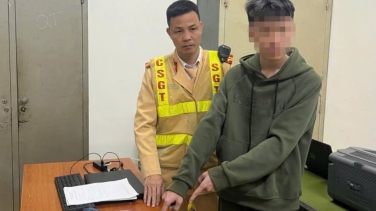 Cảnh sát giao thông Hà Nội khống chế nhóm thanh niên mang hung khí đi đánh nhau trong đêm