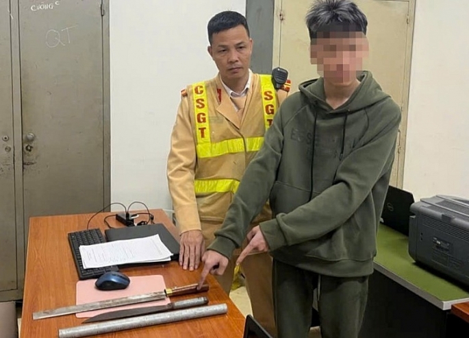 Cảnh sát giao thông Hà Nội khống chế nhóm thanh niên mang hung khí đi đánh nhau trong đêm