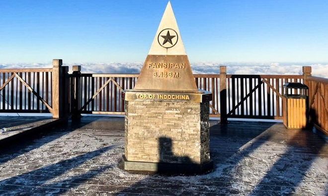 Băng giá phủ trắng đỉnh Fansipan vào ngày Giáng sinh