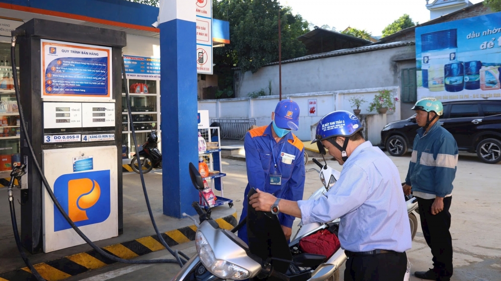 Giá xăng dầu trong nước tiếp tục giảm từ chiều 25/12