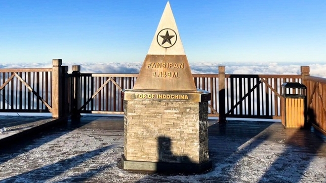 Băng giá phủ trắng đỉnh Fansipan vào ngày Giáng sinh