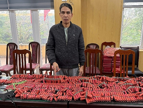 Hà Nội: Bắt giữ 2 đối tượng tàng trữ, mua bán pháo nổ