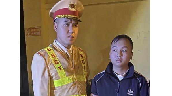 Sự thật phía sau nam thanh niên đi xe máy không đội mũ bảo hiểm