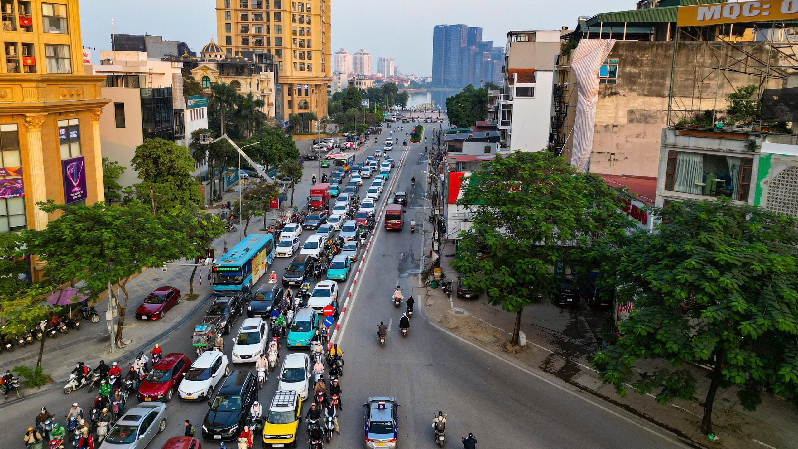 Cận cảnh tuyến đường Nguyễn Hoàng Tôn trước thời điểm mở rộng