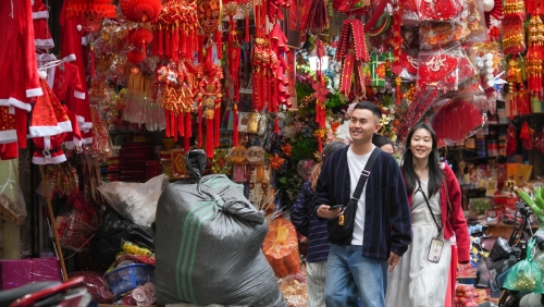 Phố Hàng Mã thay màu áo Tết chỉ một ngày sau khi hết lễ Giáng sinh