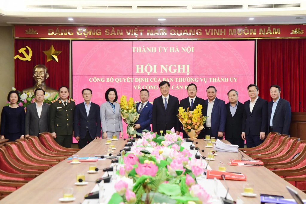 Bí thư Thành uỷ Nguyễn Duy Ngọc cùng các đồng chí lãnh đạo TP tặng hoa chúc mừng đồng chí Trần Thanh Hà và Nguyễn Thành Long. Ảnh: Viết Thành