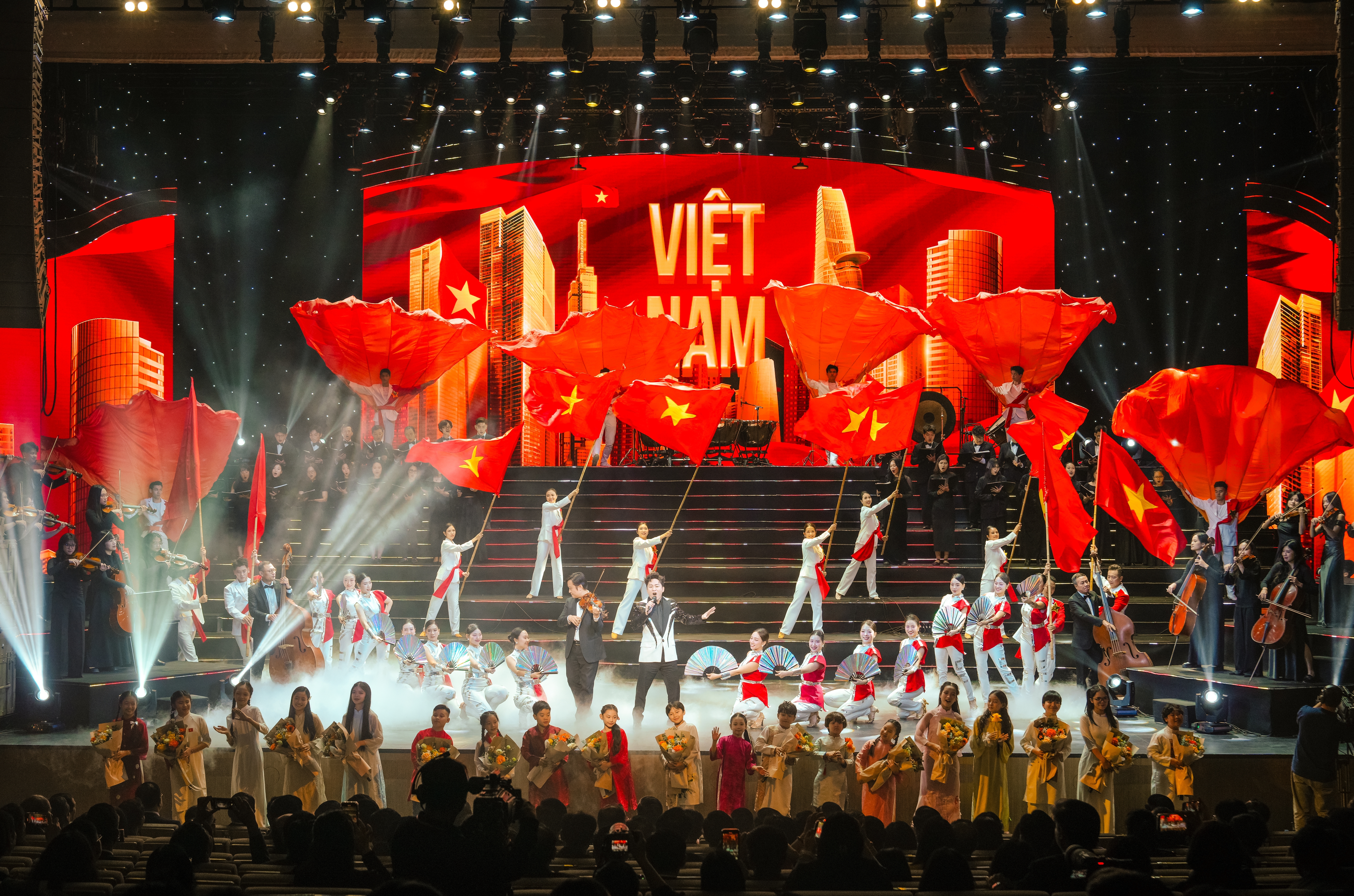 Tôn vinh 26 tập thể cá nhân tiêu biểu trong Chương trình “Hồ Chí Minh - Hành trình khát vọng 2025”