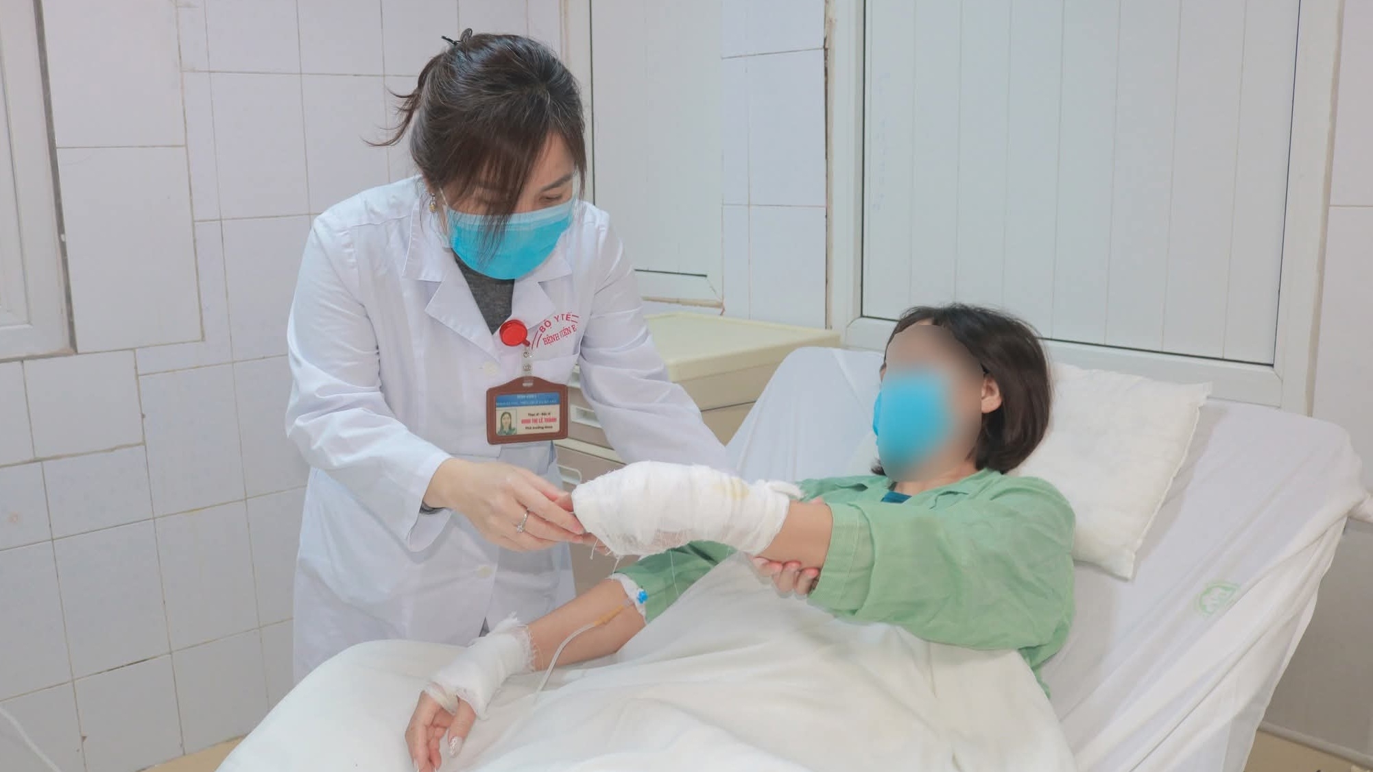 Người phụ nữ nhập viện cấp cứu trong đêm sau khi sử dụng bột thông bồn cầu