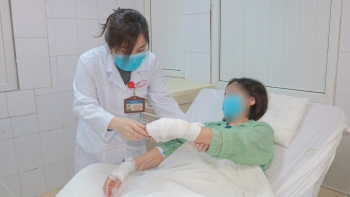 Người phụ nữ nhập viện cấp cứu trong đêm sau khi sử dụng bột thông bồn cầu