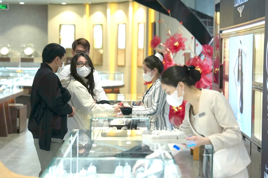 Giá vàng lập đỉnh: Chuyên gia cảnh báo rủi ro