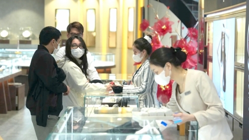 Giá vàng lập đỉnh: Chuyên gia cảnh báo rủi ro