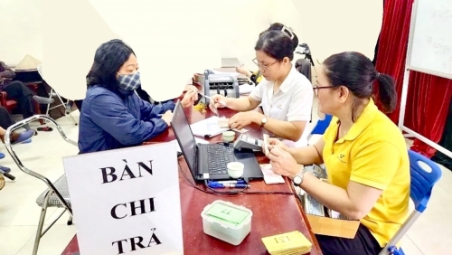 Hỗ trợ chi trả phí cho người hưởng chính sách không dùng tiền mặt